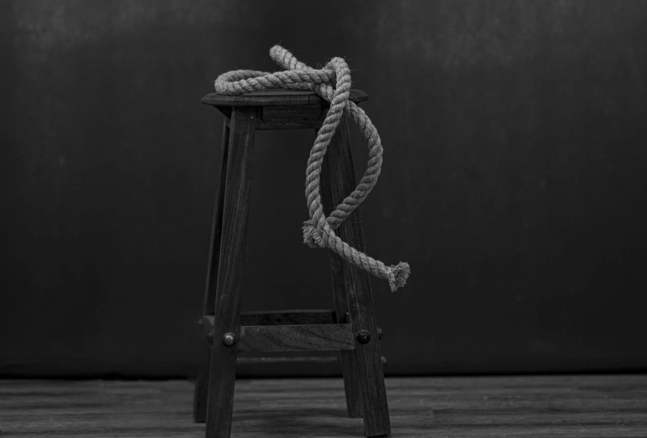 Polisi melakukan olah tempat kejadian perkara di sebuah kontrakan di Cibarusah, Kabupaten Bekasi, tempat seorang pria berinisial HAN (23) ditemukan meninggal dunia.