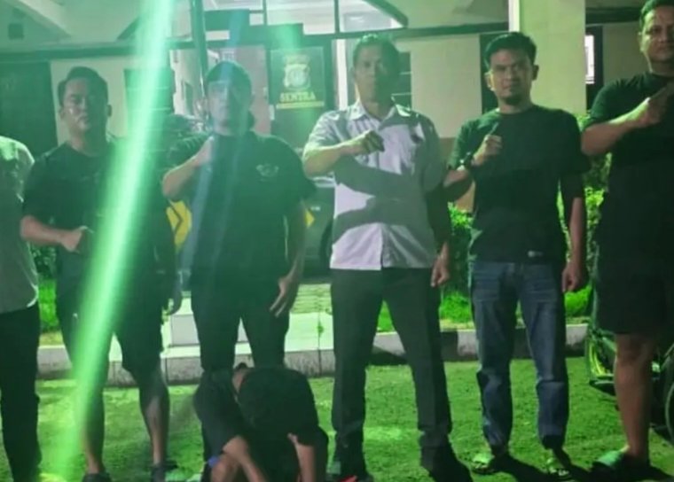 Personel Polsek Cikarang Timur saat mengamankan lokasi dalam operasi pemberantasan kejahatan jalanan.