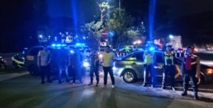Personel Polsek Cikarang Pusat saat melaksanakan Patroli Skala Besar di kawasan GIIC Kota Deltamas.