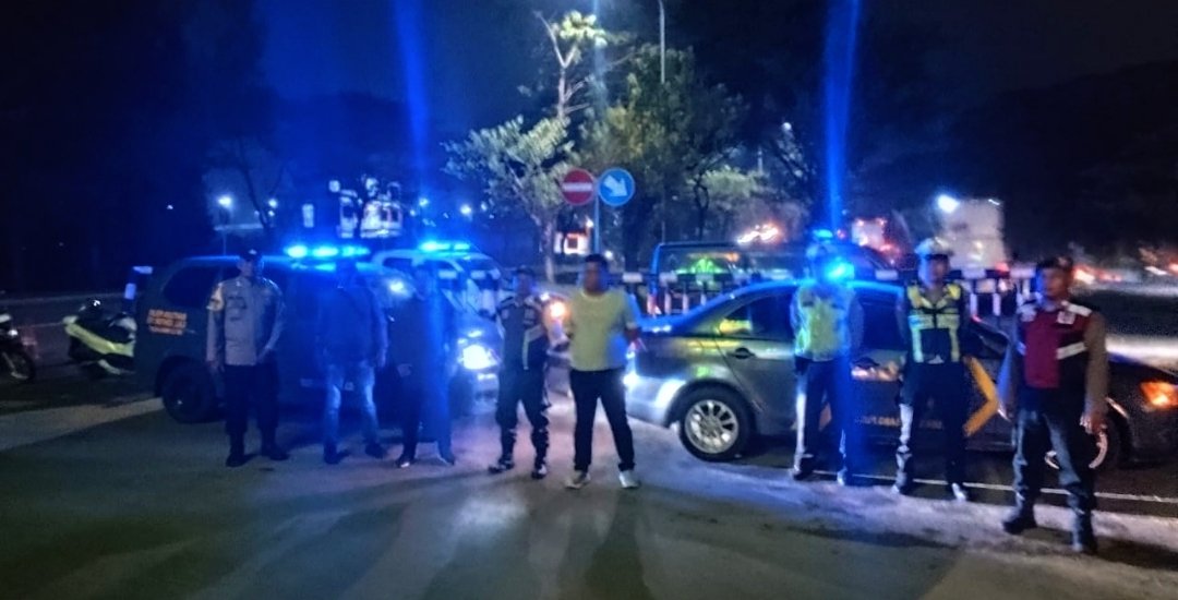 Personel Polsek Cikarang Pusat saat melaksanakan Patroli Skala Besar di kawasan GIIC Kota Deltamas.