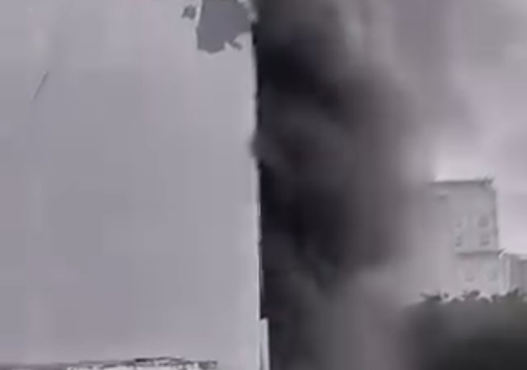 Kabut asap membubung di atas gedung Terra Drone, Cempaka Baru, Kemayoran, Jakarta Pusat, saat kebakaran melanda Selasa siang (9/12/2025).