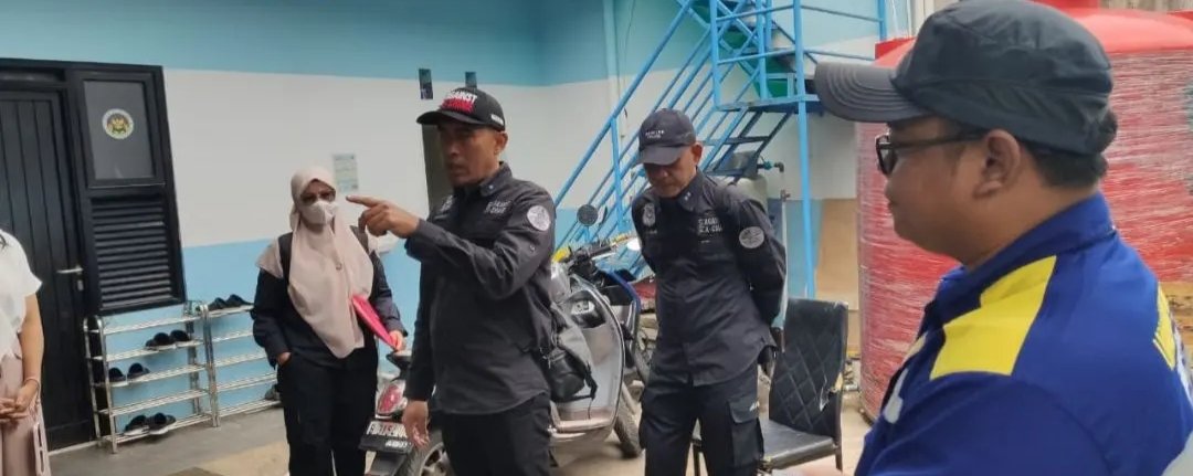 Bau menyengat dari drainase RT 04 RW 02 Bojong Menteng kembali resahkan warga.