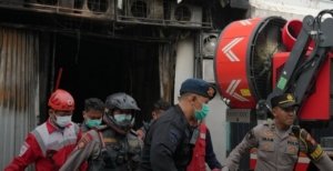 Keluarga Rufaidha Lathiifunnisa (22) di Cikarang Barat berduka setelah ia menjadi korban kebakaran Gedung Terra Drone Indonesia.