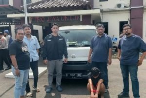 Polsek Cikarang Pusat temukan mobil Blind Van curian di Pemalang, tiga pelaku diamankan.