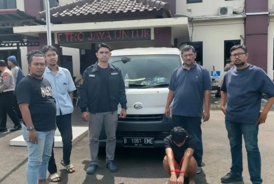 Polsek Cikarang Pusat temukan mobil Blind Van curian di Pemalang, tiga pelaku diamankan.