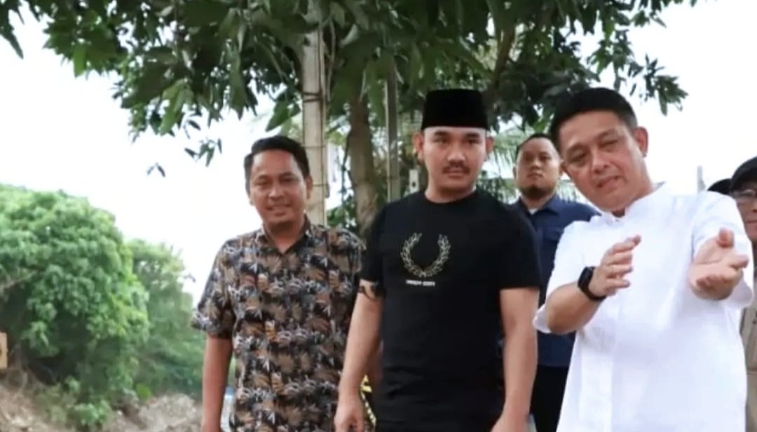 Bupati Bekasi tinjau progres tanggul Sungai Cikadu dan jalan lingkungan.