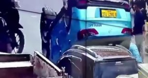 Taksi terbalik akibat kecelakaan tunggal di Jalan Ahmad Yani, Bekasi.