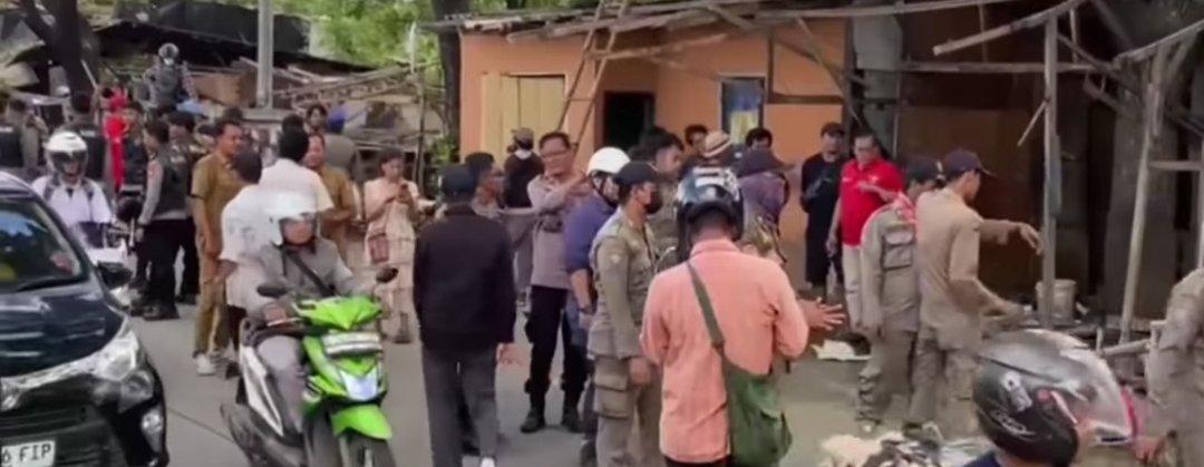 Pemkab Bekasi tertibkan 172 bangunan liar di jalur Kalimalang.