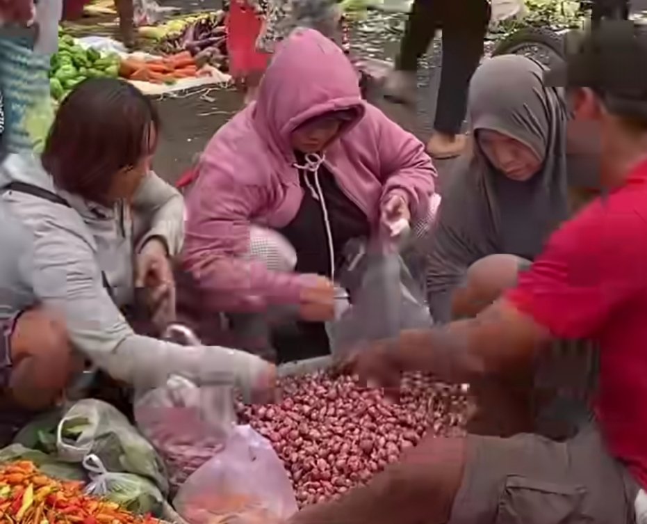 Desember 2025, harga sembako di Pasar Baru Cikarang stabil.