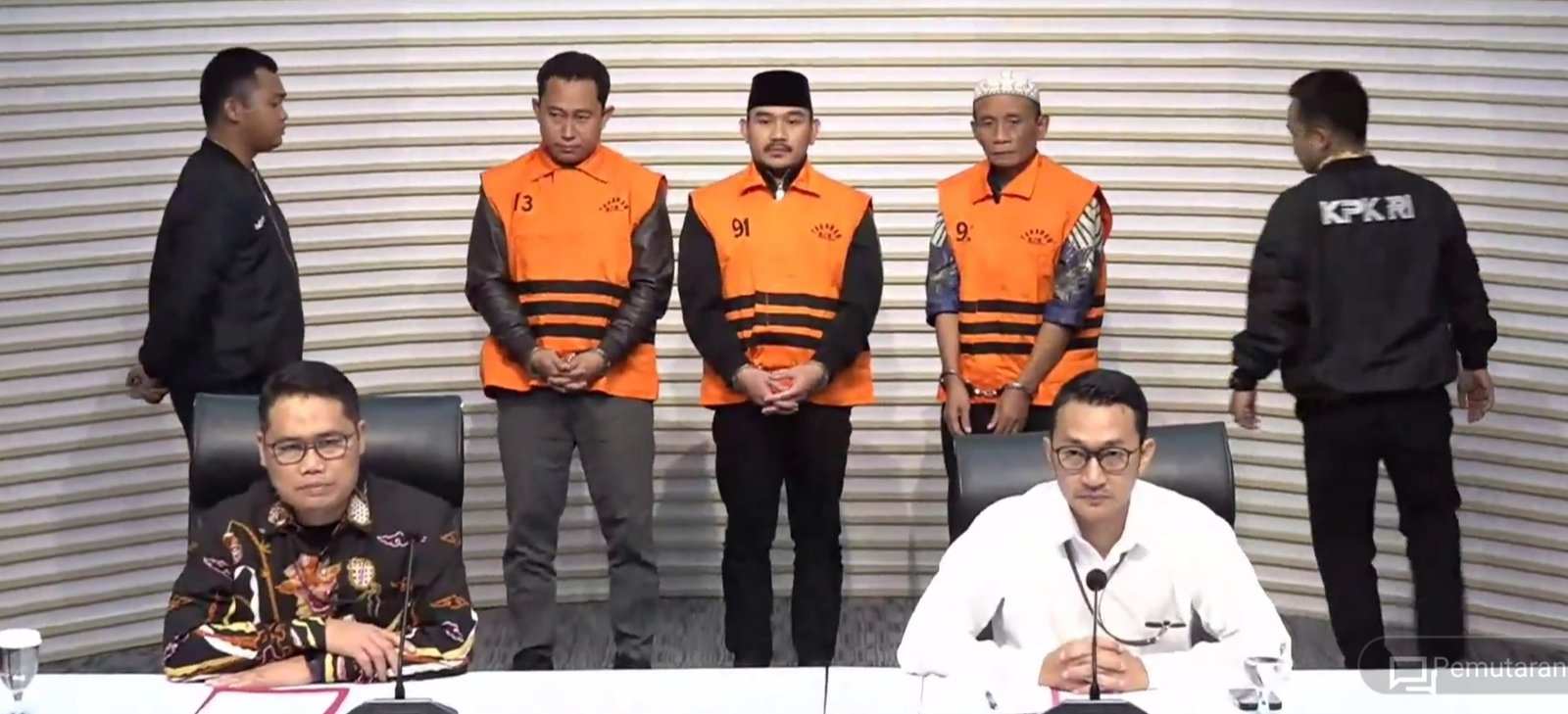 Bupati Bekasi Ade Kuswara Kunang dan ayahnya ditetapkan sebagai tersangka dugaan suap perizinan.