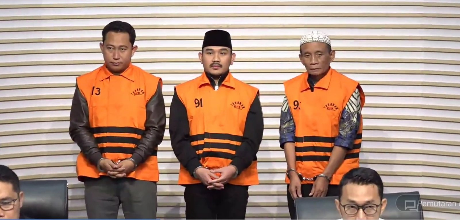 OTT KPK Bekasi: Bupati Ade Kuswara Kunang diduga libatkan ayah sebagai perantara.