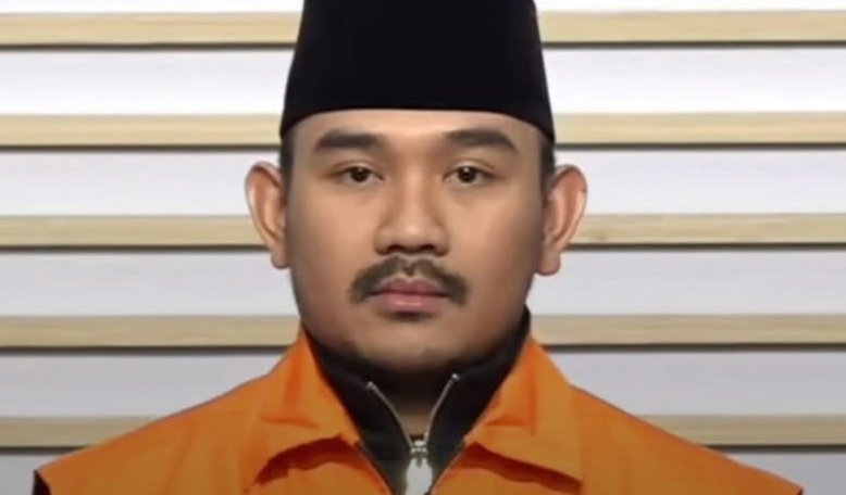Selain kasus hukum, aset kendaraan Bupati Bekasi ikut disorot.