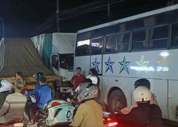 Insiden kecelakaan terjadi di Jalan Raya Lemahabang.