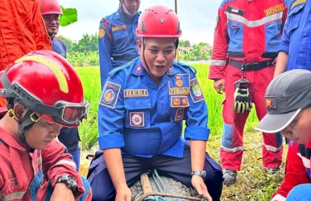 Warga Cikiwul dikejutkan kemunculan buaya raksasa di area sawah.