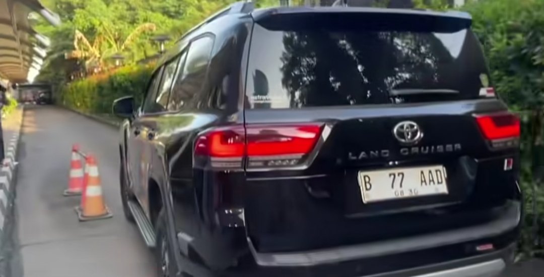 KPK sita mobil Ade Kuswara Kunang.