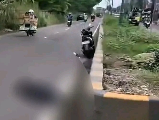 Pengendara motor tewas diduga akibat jalan berlubang di Kalimalang.