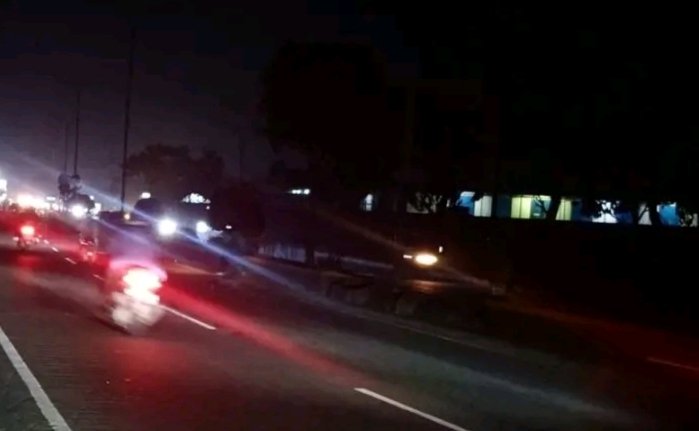 Jelang Nataru, Jalan Inspeksi Kalimalang masih minim penerangan.