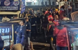 Ribuan buruh dari berbagai daerah di Jawa Barat bertahan di Gedung Sate, mendesak penetapan UMK dan UMSK 2026.
