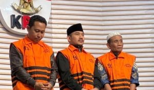 Gedung KPK di Jakarta. Penyidik memperpanjang penahanan tiga tersangka kasus korupsi.