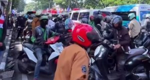 Penetapan UMSK 2026 memicu protes buruh di Jawa Barat.