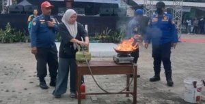 Disdamkar Kabupaten Bekasi imbau warga waspada kebakaran selama libur Nataru.