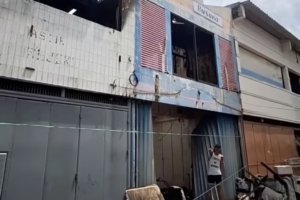 Kebakaran hanguskan tiga ruko di kawasan Pasar Baru Bekasi.
