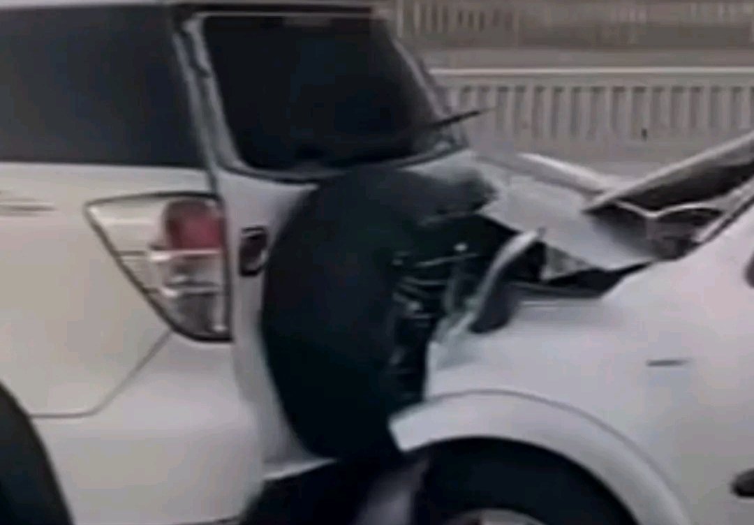 Kecelakaan beruntun terjadi di Tol Layang MBZ arah Cikampek.