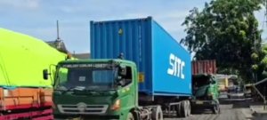 Empat truk kontainer terlibat kecelakaan beruntun di Bekasi.