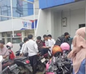 Puluhan orang tua siswa padati BRI Cabang Babelan.