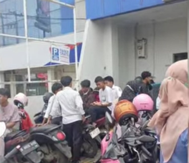 Puluhan orang tua siswa padati BRI Cabang Babelan.