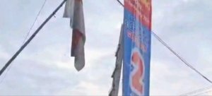 Warga Cikarang Selatan copot banner iklan di tiang PJU.