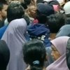 Ratusan warga padati kantor desa Cikarang Kota untuk BLT Kesra tahap dua.