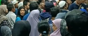 Ratusan warga padati kantor desa Cikarang Kota untuk BLT Kesra tahap dua.