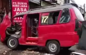 Kecelakaan lalu lintas terjadi di Jalan Raya KH R Ma’Mun Nawawi, Cikarang Selatan.