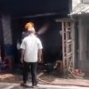 Kebakaran hebat melanda rumah sekaligus warung kelontong di Cikarang Timur.