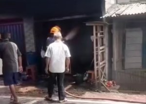 Kebakaran hebat melanda rumah sekaligus warung kelontong di Cikarang Timur.