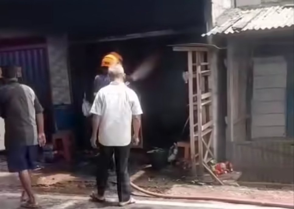 Kebakaran hebat melanda rumah sekaligus warung kelontong di Cikarang Timur.