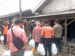 BAZNAS Tanggap Bencana Jawa Barat Salurkan 1000 Paket Sembako untuk Korban Banjir Muara Gembong, Bekasi