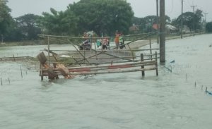 Banjir di Karang Bahagia berstatus siaga 1, debit air terus meningkat.