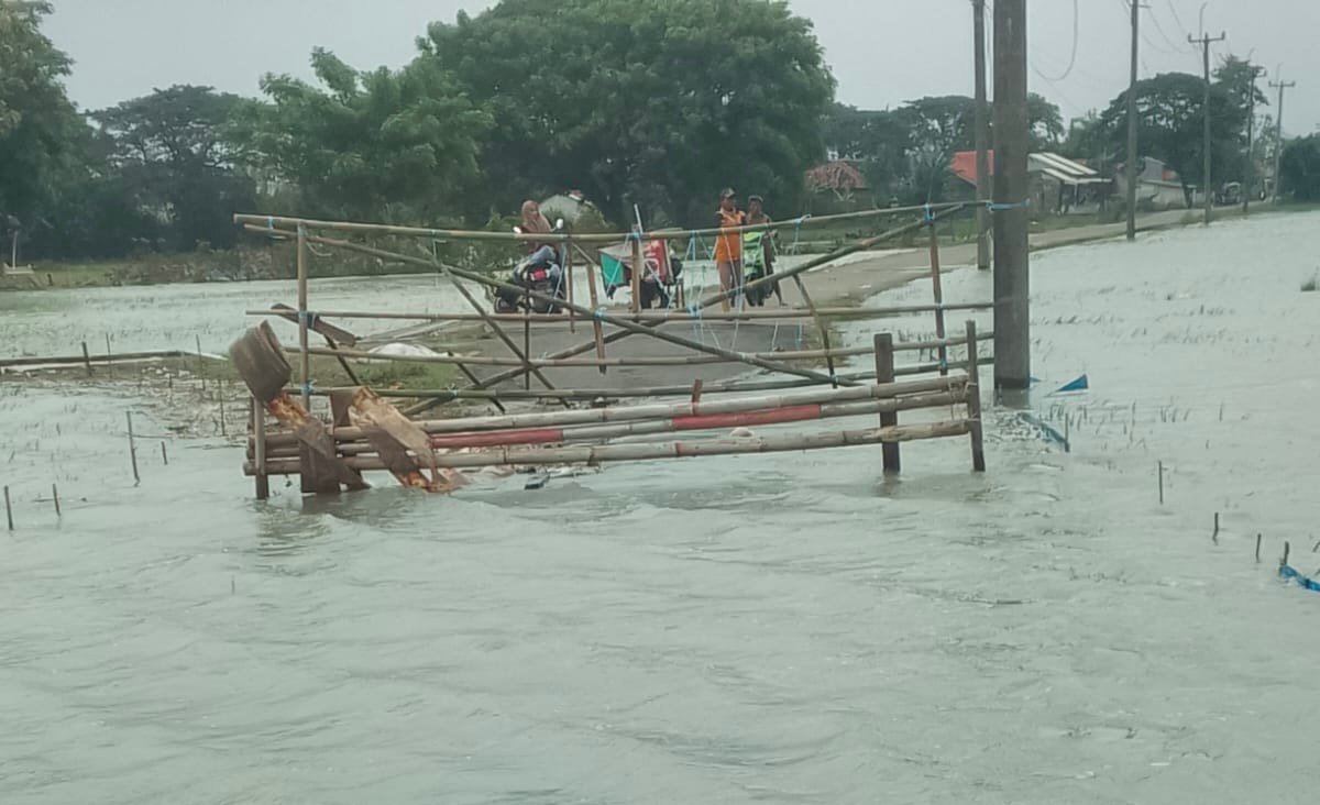 Banjir di Karang Bahagia berstatus siaga 1, debit air terus meningkat.
