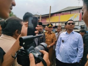 Aktivitas pedagang di sekitar SGC Cikarang kerap memicu kemacetan dan akan direlokasi secara bertahap oleh Pemkab Bekasi.