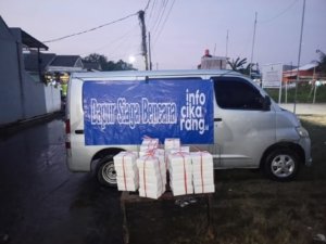 Relawan Info Cikarang menyiapkan makanan di dapur darurat untuk warga terdampak banjir di Cikarang.