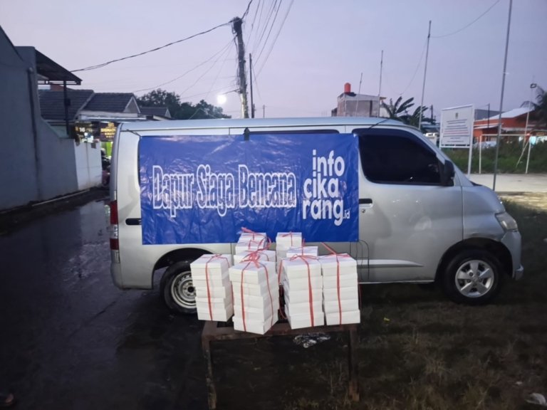 Relawan Info Cikarang menyiapkan makanan di dapur darurat untuk warga terdampak banjir di Cikarang.