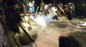 Tanggul Sungai Citarum jebol di Muaragembong, air meluap deras dan merendam permukiman warga.