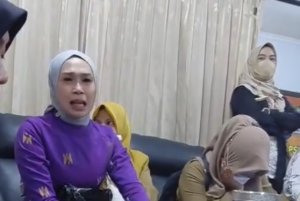 Sejumlah guru honorer menyuarakan keluh kesah terkait kesejahteraan dan kebijakan pemerintah melalui media sosial.
