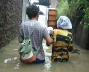 Permukiman warga di sekitar Kali Ulu Cikarang terendam banjir setinggi sepinggang orang dewasa.