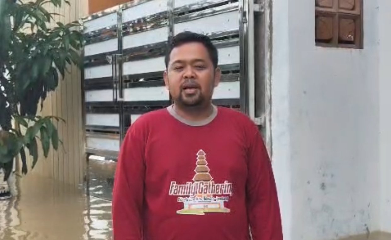 Banjir merendam Perumahan Puri Nirwana Residence. Warga masih bertahan di tengah kondisi darurat.