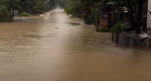 Warga mengungsi akibat banjir yang merendam permukiman di sejumlah wilayah Kabupaten Bekasi.