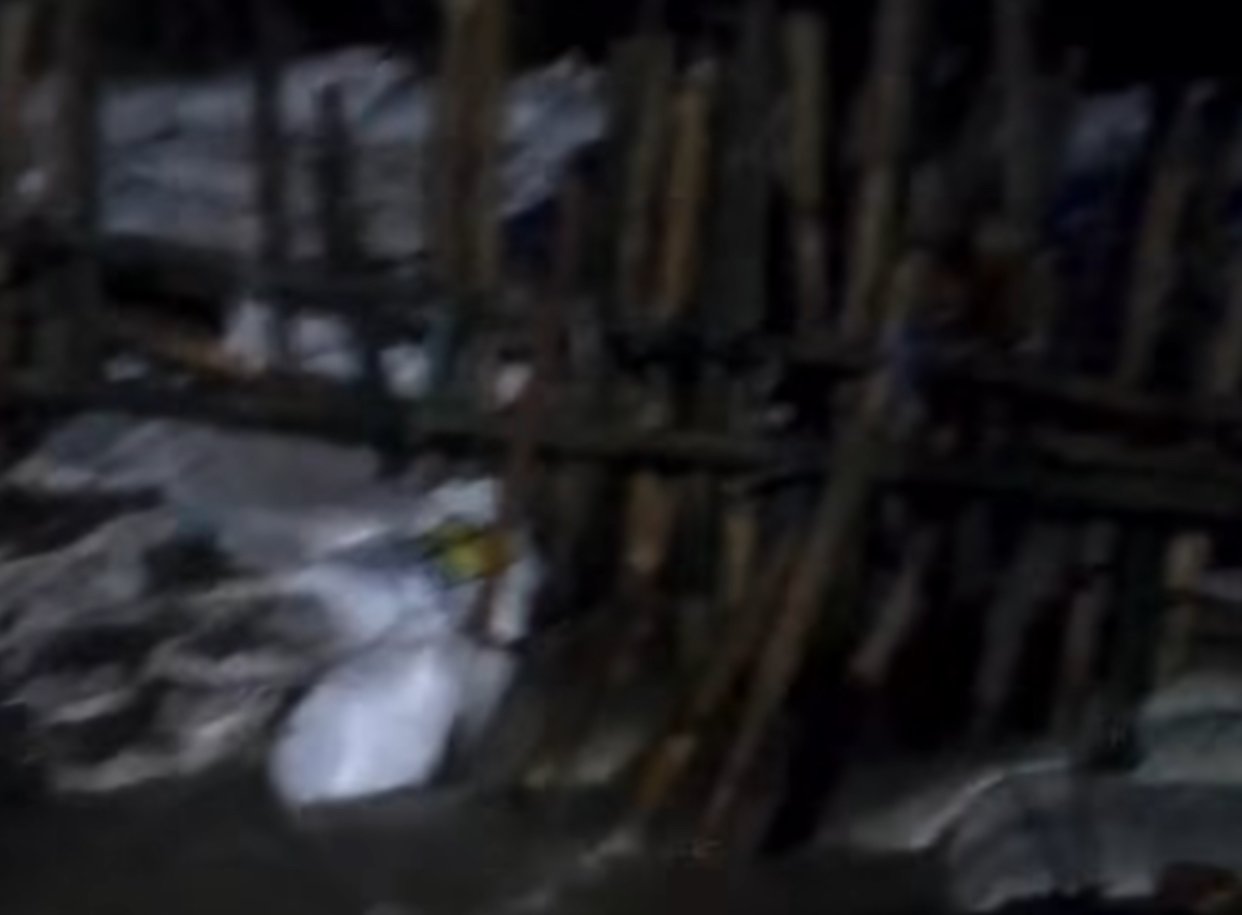 Kondisi banjir di Kecamatan Muaragembong, Kabupaten Bekasi, memburuk setelah tanggul Sungai Citarum di Desa Pantai Bakti jebol pada Minggu dini hari (25/1/2026), memicu kekhawatiran meluasnya genangan ke permukiman warga.