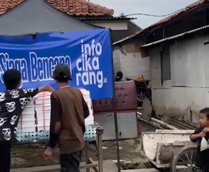 Media Info Cikarang menyalurkan makanan bagi warga terdampak banjir di Kampung Poncol Kali Ulu, Desa Tanjungsari, sebagai bentuk kepedulian sosial.